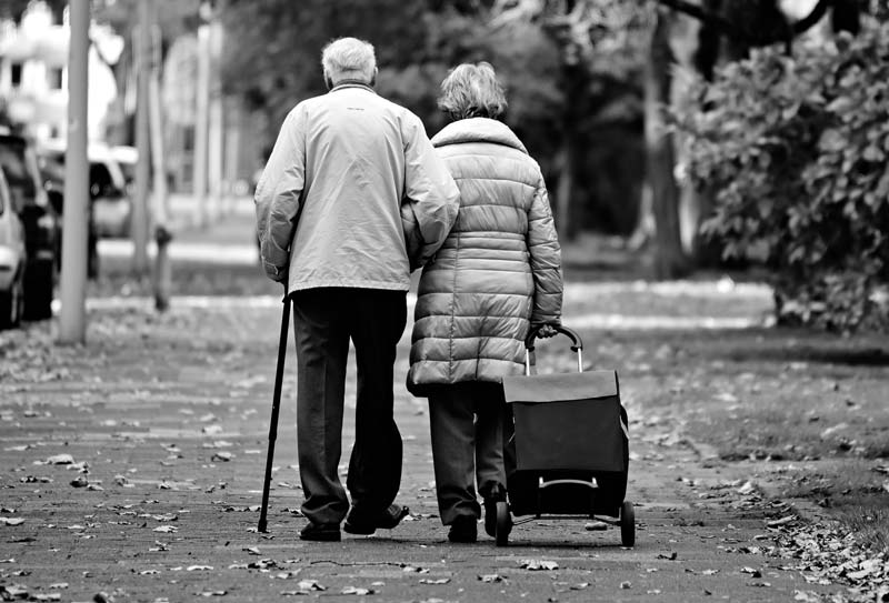 Ældre par går tur